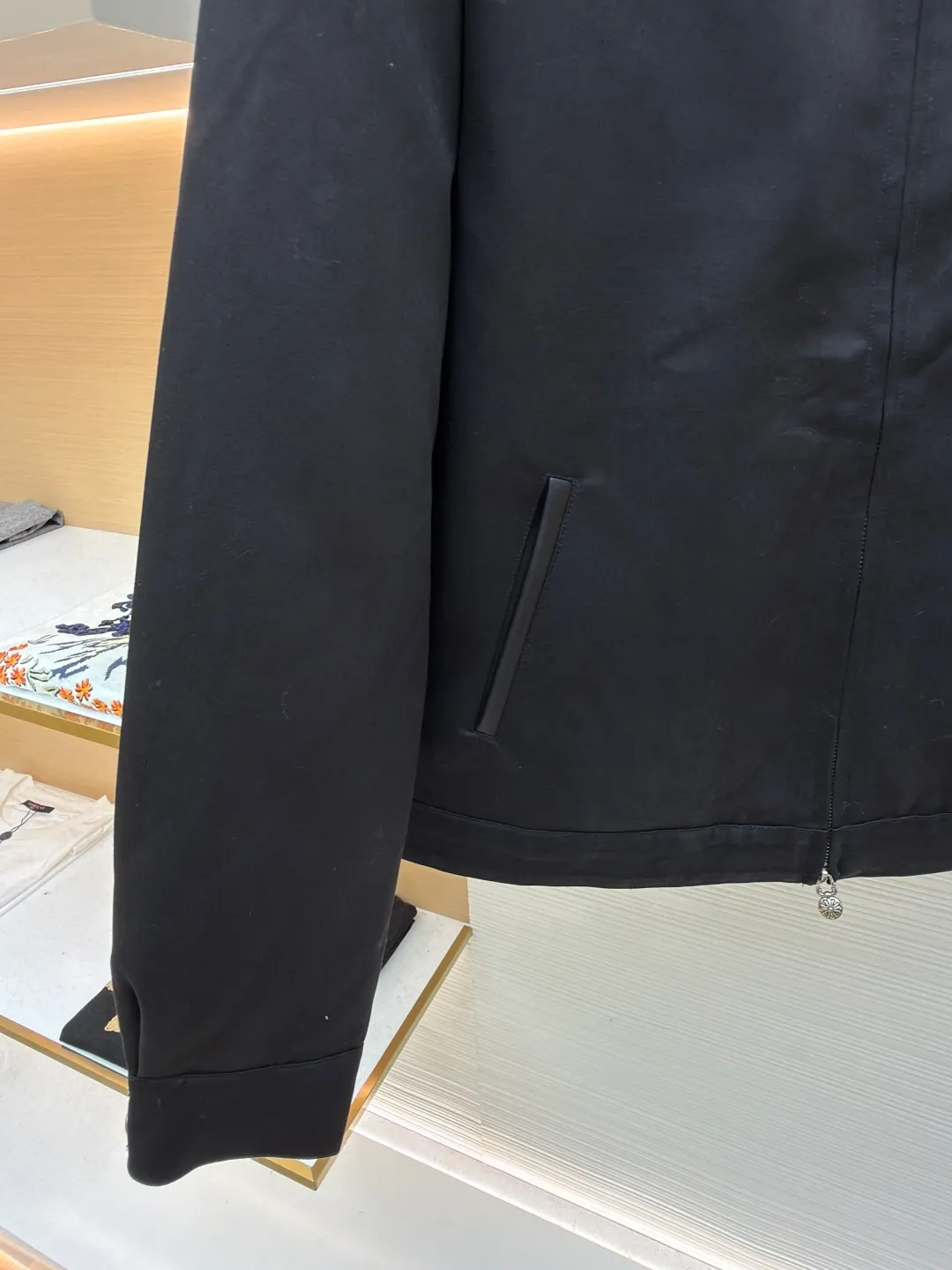 Chrome Hearts solid color logo patch lapel jacket ●Original version: purchased and developed by 13730 ●Item number: 1681764-B75 ●Fabric: leather fabric ●Technology: patch production ●Color: black ●Version: fitted version ●Weight: about 1020 grams ●Size: S-M-L-XL ●Description: Made of high-density matte fabric, treated with anti-wrinkle shaping technology, it has both stiffness and drape texture, smooth touch and not easy to pilling. The body is decorated with the brand's iconic cross embroidery, which is created through three-dimensional quilting embroidery technology. The pattern is full of layers and clear texture, which is both recognizable and refined. The cuffs are spliced ​​with leather labels and fixed by heat-pressing lamination technology to enhance texture and durability. The version is loosely cut, with metal zipper + decorative pendant, which makes it easy to put on and take off and enhances the details; the cuff button adjustment design adapts to different arm circumferences, and the hem is naturally edged to ensure a neat fit. The stitching of the whole garment is neat, with no exposed threads at the splicing points. The size is measured manually (an error of 1-3CM is normal). The craftsmanship balances the dark style and practical wearability. It is a single product with both styling and practicality. The overall wiring is straight and delicate, the fabric is comfortable and soft, and the color is consistent without color difference. It can be matched with the same style to create a fashionable look and control various occasions. Customized accessories, complete with three standards, same style for men and women!